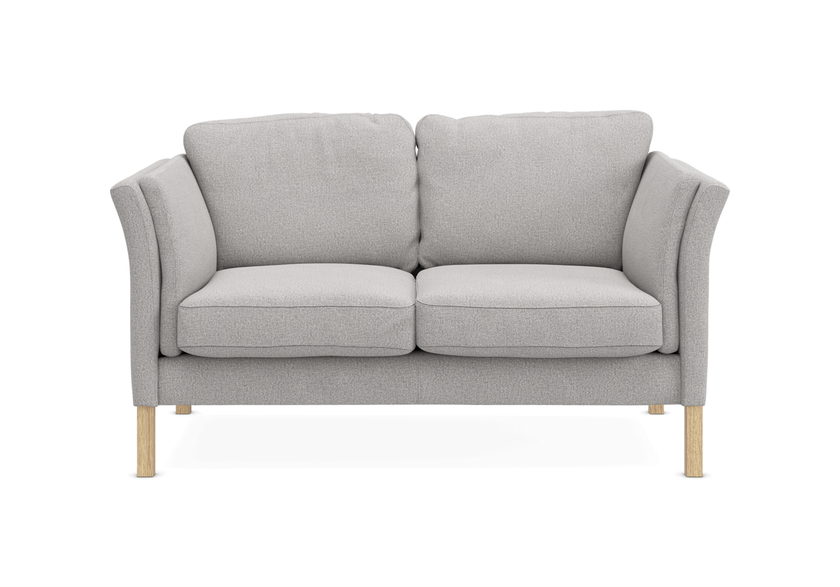 Lysegrå 2-personers sofa med træben, frontvisning i studie.
