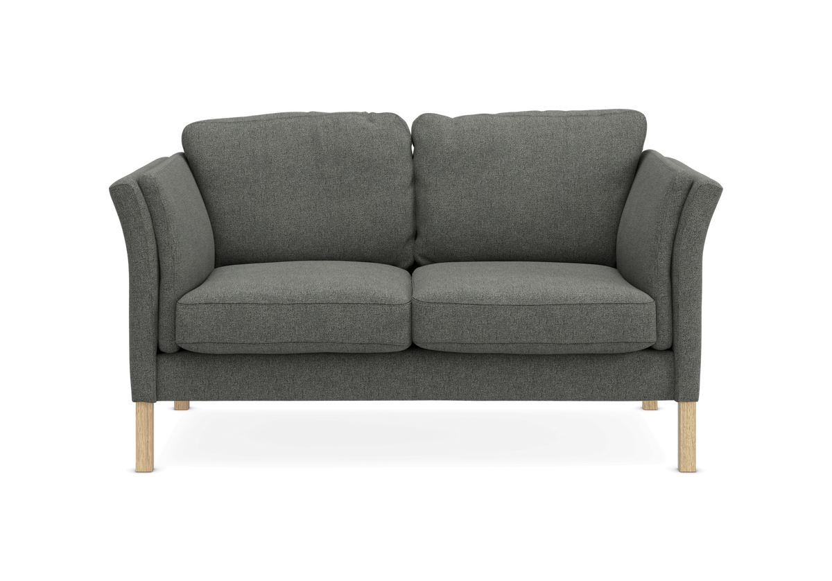 Tosædet grå stofsofa med træben, frilagt frontview.