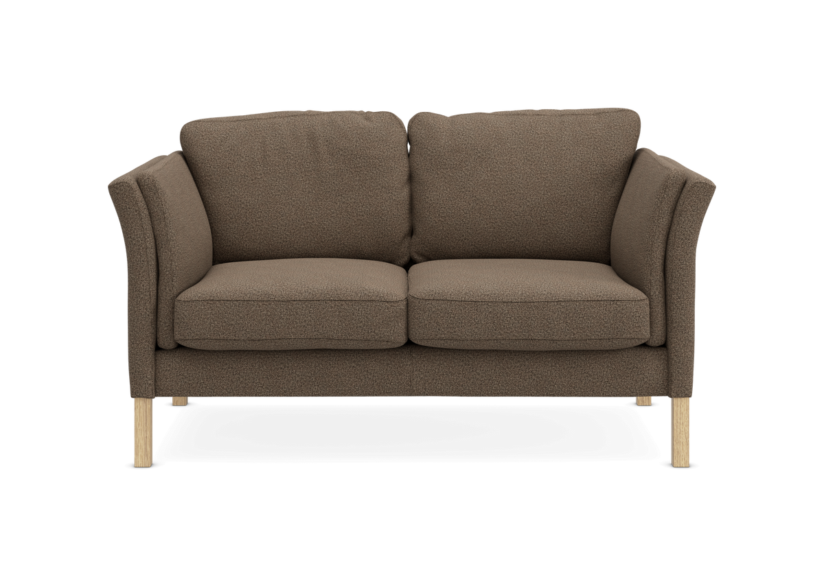 Brun 2-personers sofa med buede armlæn og lyse træben.