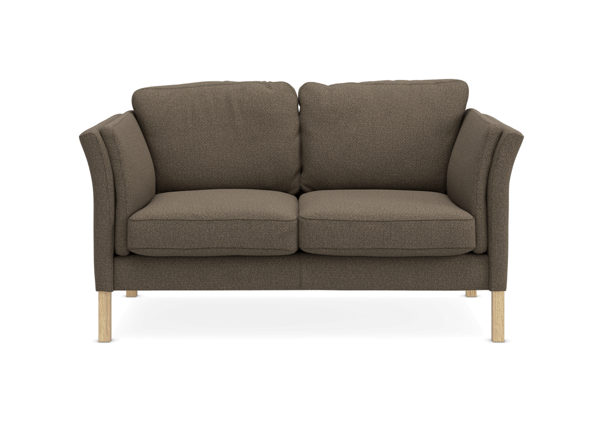 Brun 2-personers sofa med træben set forfra, frilagt på hvid baggrund.