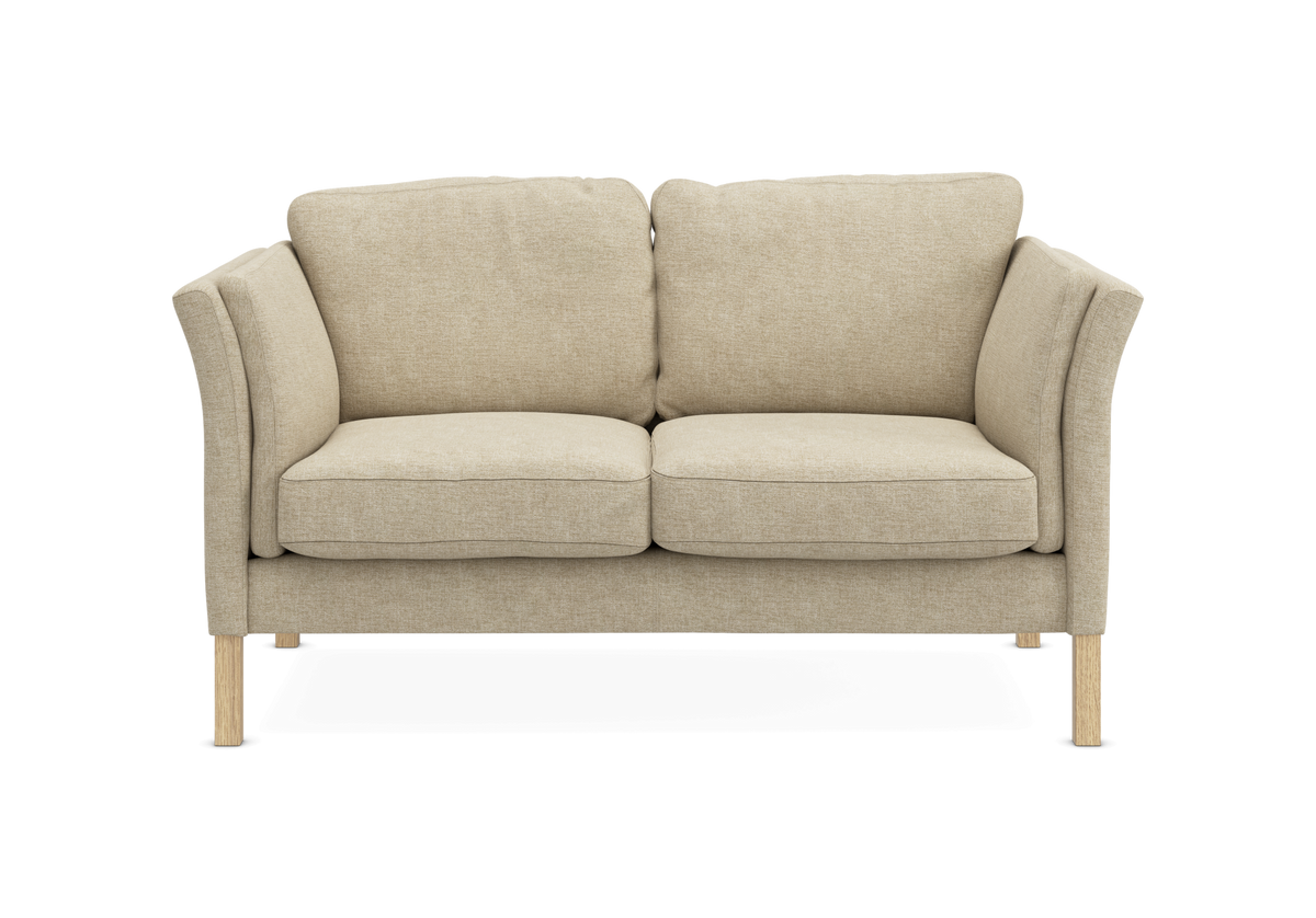 Beigefarvet 2-personers sofa med træben, set forfra mod hvid baggrund.