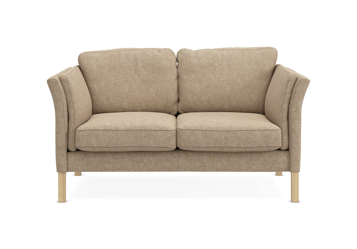 Beige to-personers sofa med buede armlæn og lyse træben, set lige forfra.