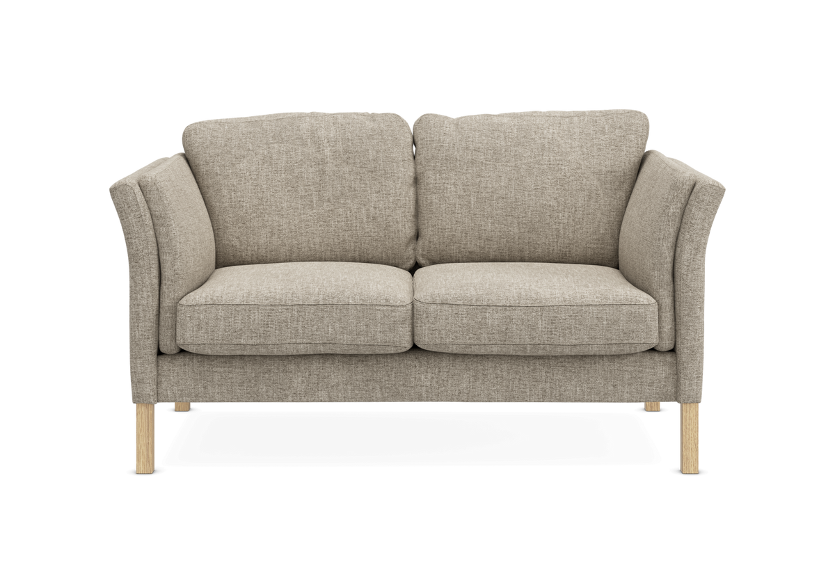 Beige 2‑personers sofa med træben, fritlagt på hvid baggrund i frontvisning.