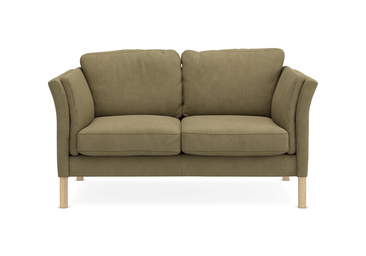 To-personers sofa i olivengrøn kordfløjl med lyse træben, set forfra.