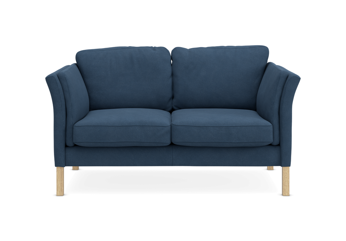 Blå 2-personers sofa med træben i frontvisning på neutral baggrund.