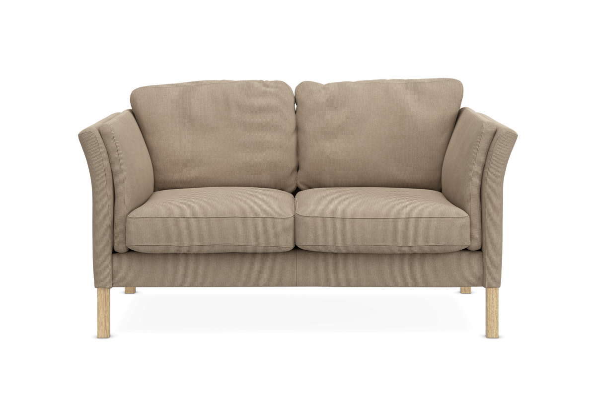 Beige 2-personers sofa med træben, fotograferet forfra.