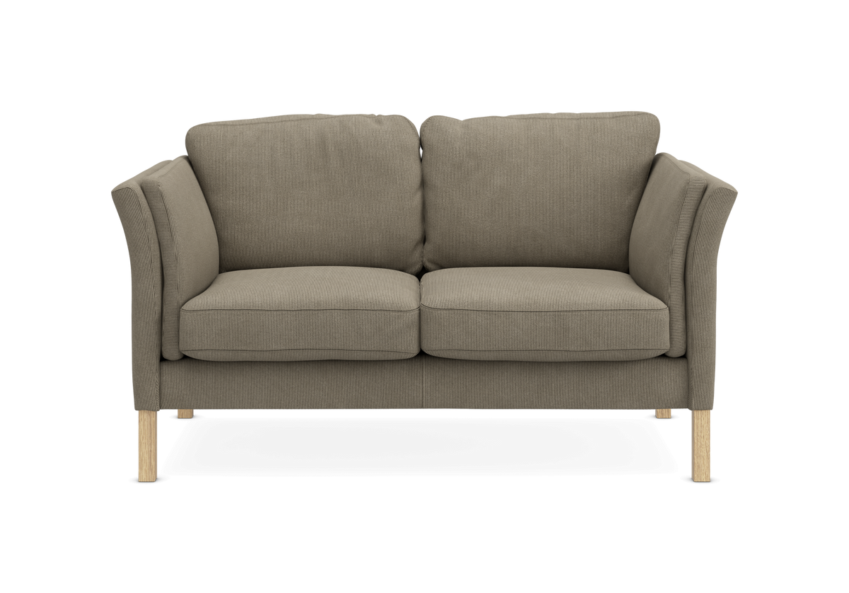 To-personers sofa i beige med lyse træben, set forfra.