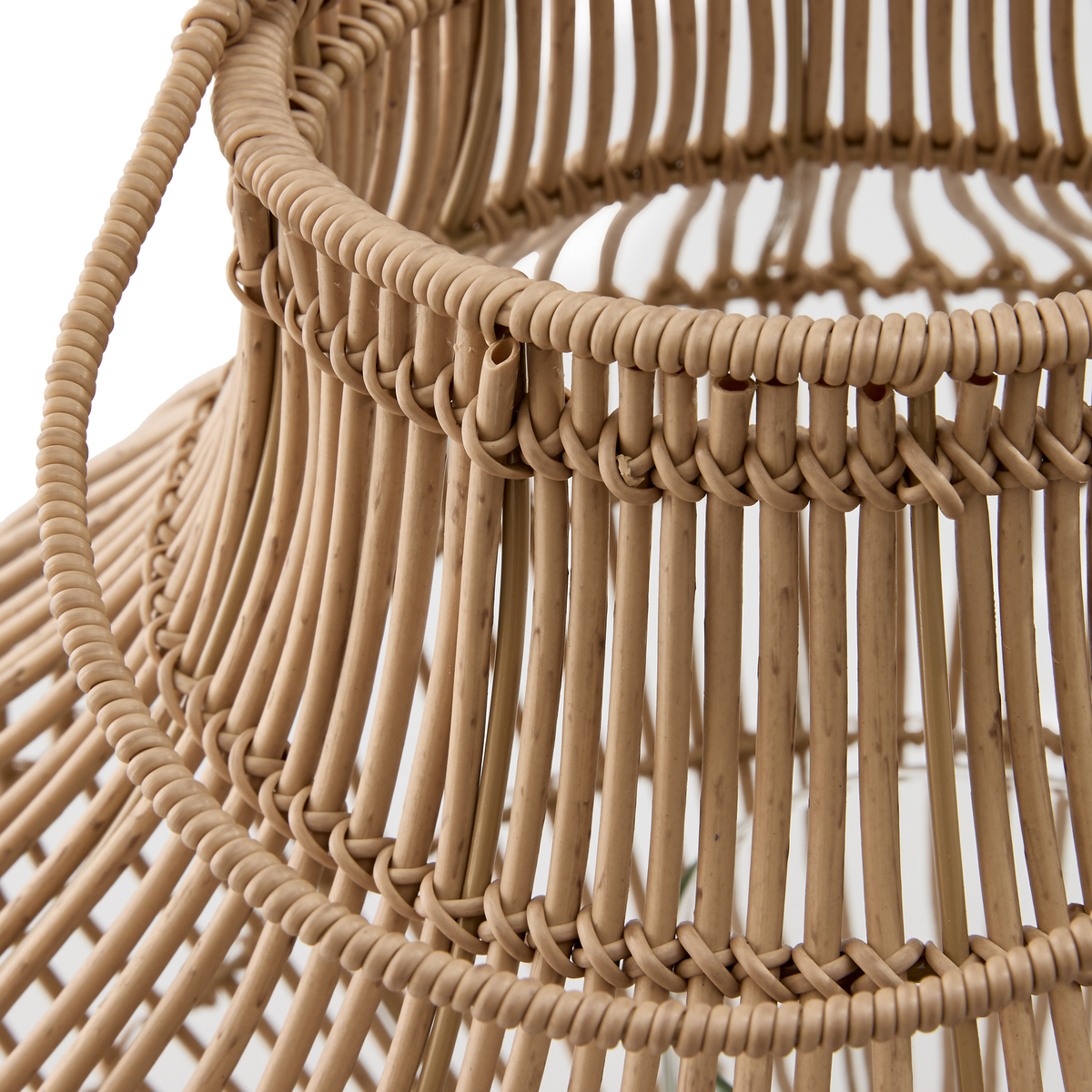 Nærbillede af en flettet lampeskærm i rattan i naturbeige.