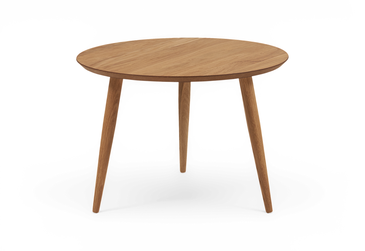 Rundt sidebord i eg med tre koniske ben.