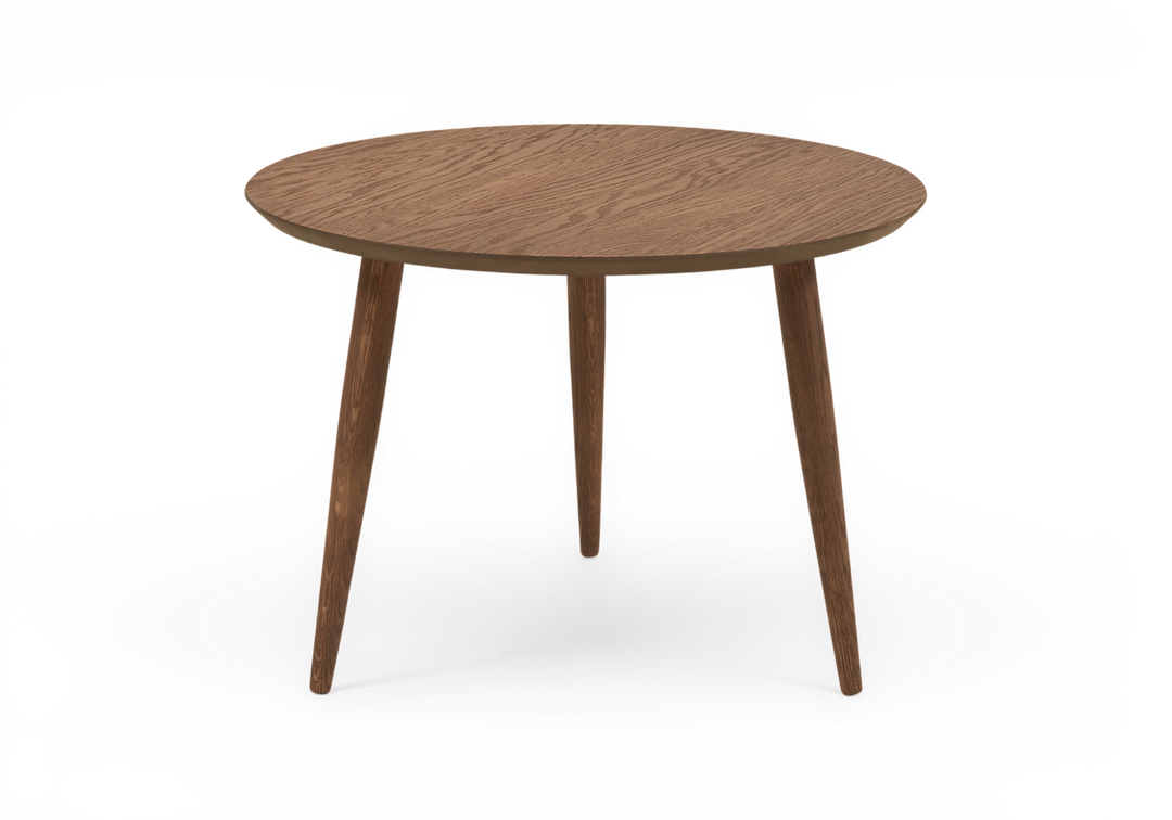 Rundt sidebord i mørkbejdset træ med tre tilspidsede ben, frilagt mod hvid baggrund.