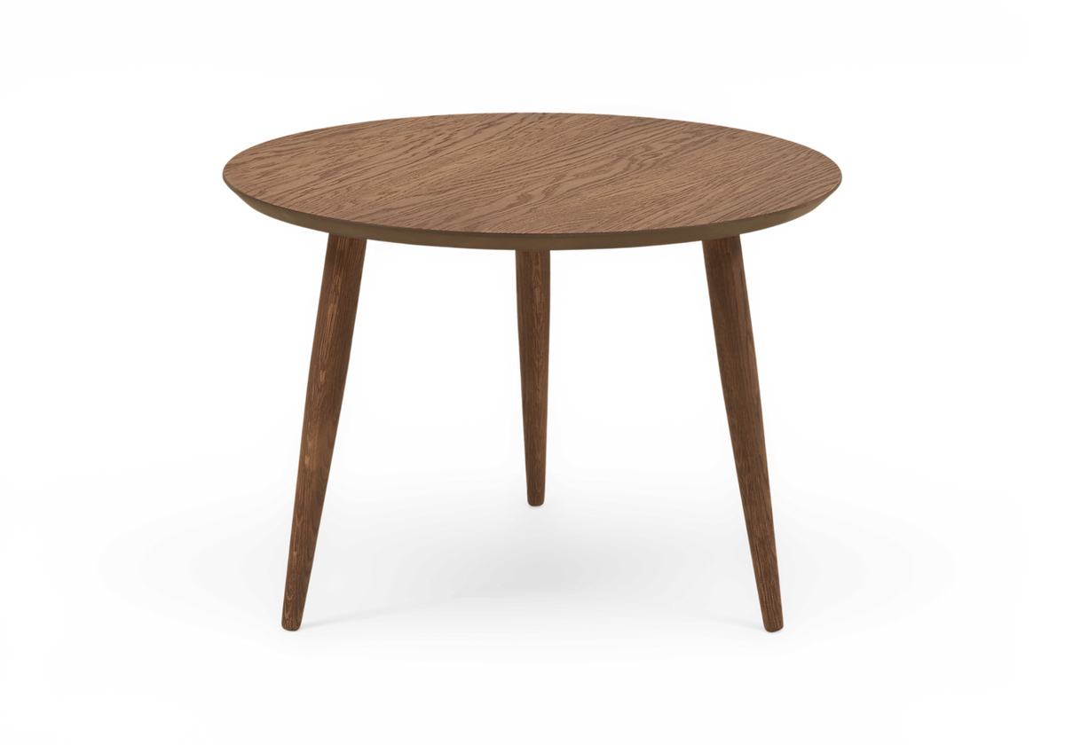 Rundt sidebord i mørkbejdset træ med tre tilspidsede ben, frilagt mod hvid baggrund.