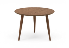 Rundt sidebord i mørkbejdset træ med tre tilspidsede ben, frilagt mod hvid baggrund.
