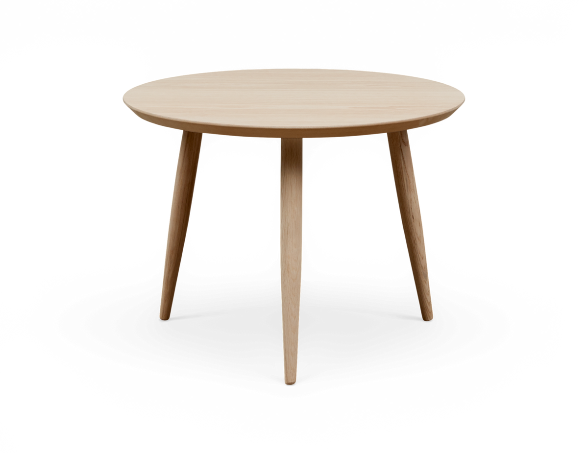 Rundt sidebord i lys eg med tre ben, frilagt produktbillede.