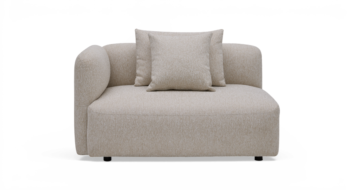 Beige modulær loungedel med to matchende puder, frontvisning mod hvid baggrund.