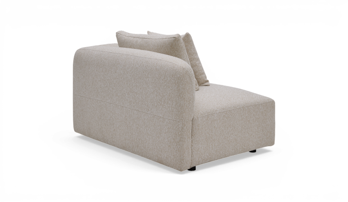 Modulsofa i beige stof med afrundet ryg og to puder, vist skråt bagfra på hvid baggrund.