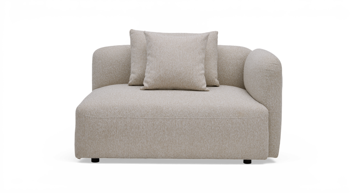 Beige sofamodul med højre armlæn og to puder på hvid baggrund.