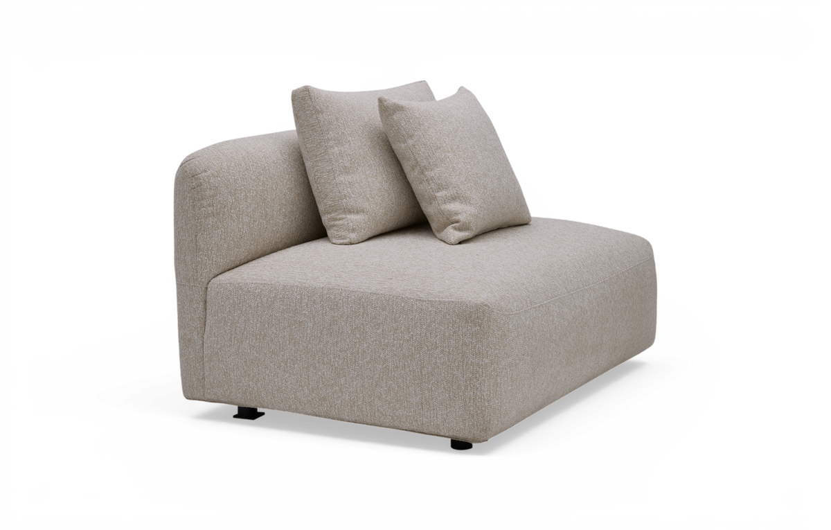 Beige modulsofa med to puder, vist i trekvart vinkel på hvid studiobaggrund.