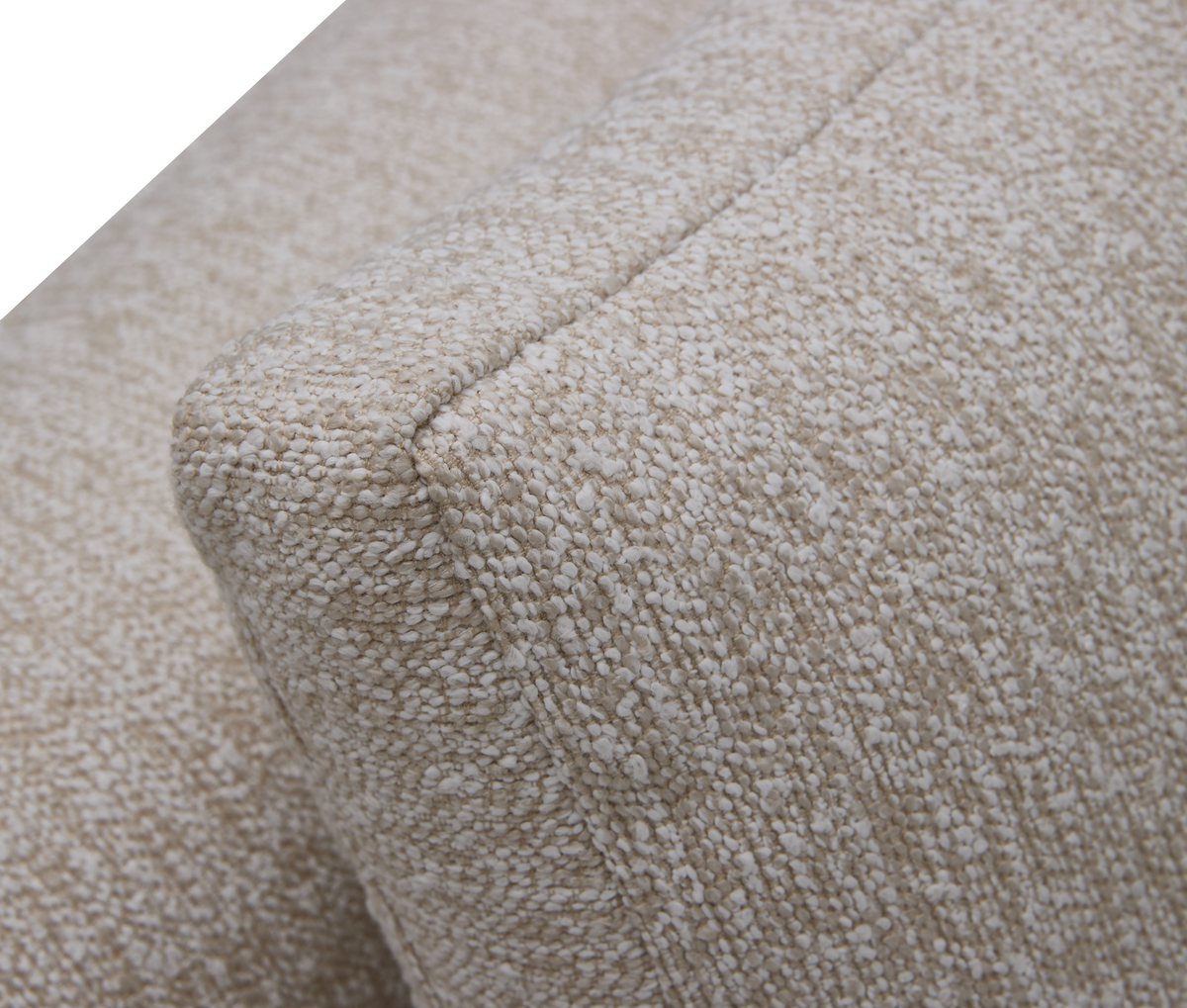 Nærbillede af beige bouclé-stof med synlig søm på en sofaarm.