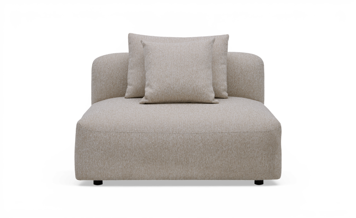 Beige armløs loungemodul i tekstil med to matchende puder, frontvisning.