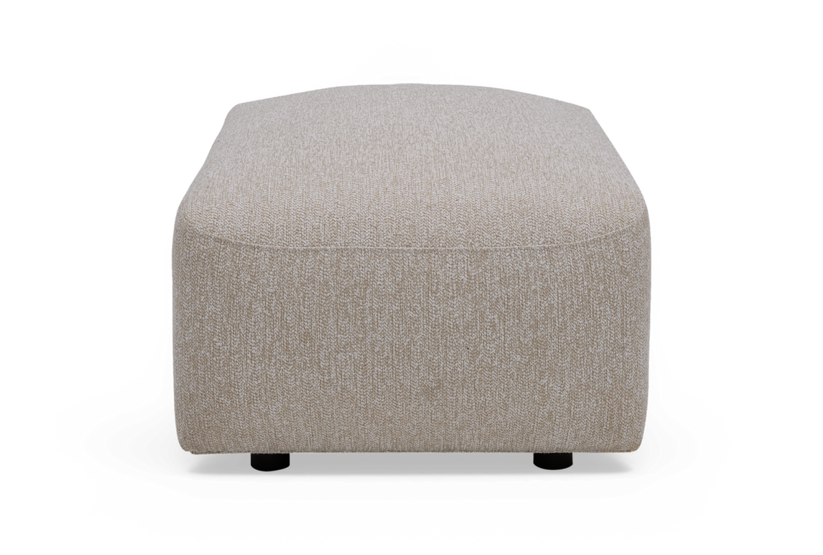 Beige rektangulær stofpuf/ottoman set forfra.