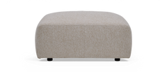 Beige firkantet puf/ottoman i stof med afrundede hjørner, set forfra.