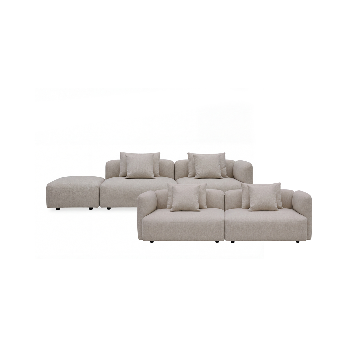 Beige modulsofa med ottoman og puder på hvid baggrund.