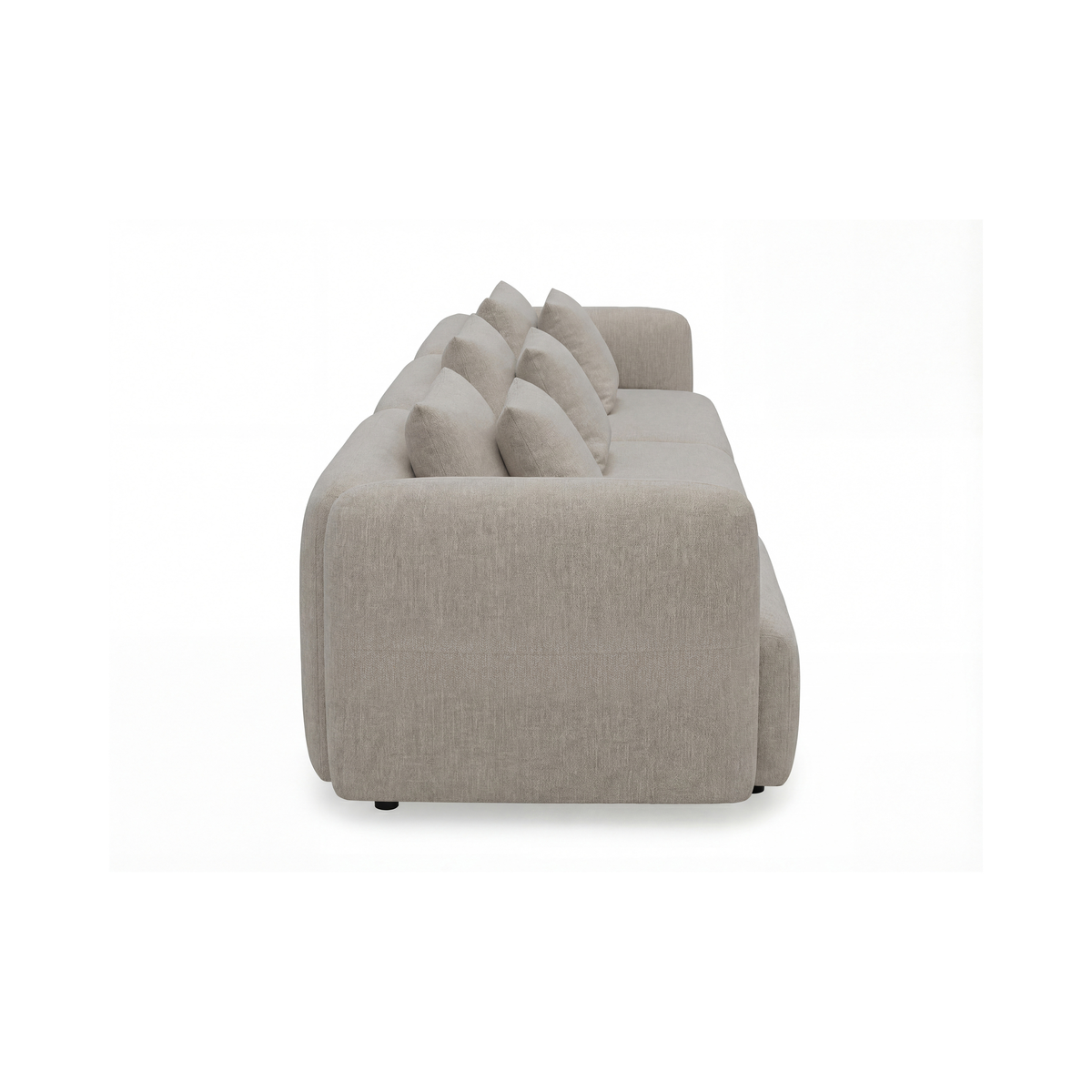 Beige sofa i sideview med flere rygpuder, frilagt på hvid baggrund.