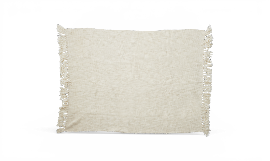 Beige plaid med frynser langs kanterne på sort baggrund.