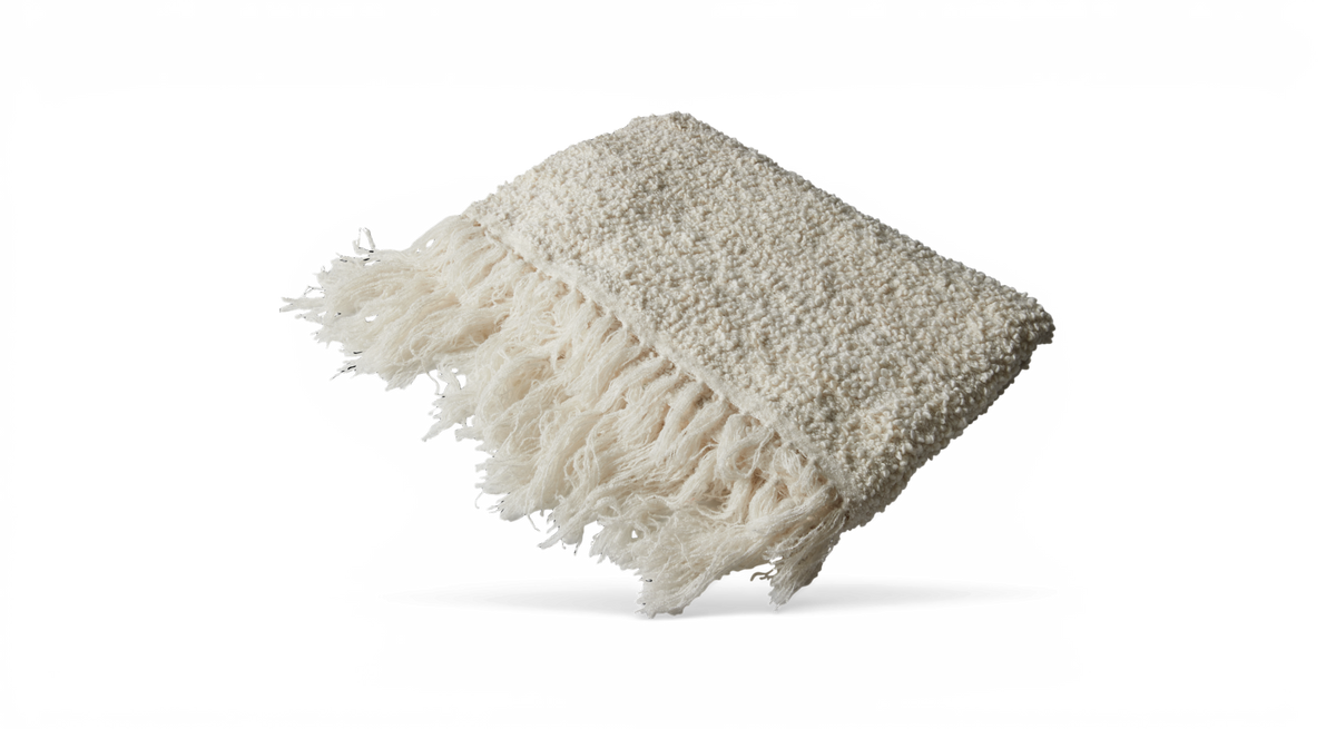 Foldet, cremefarvet plaid med tekstureret bouclé og lange frynser.