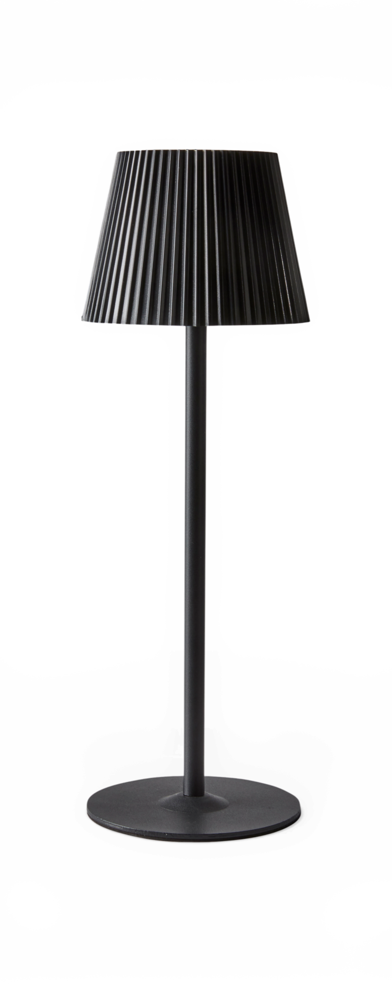 Sort bordlampe med plisseret lampeskærm og rund fod.