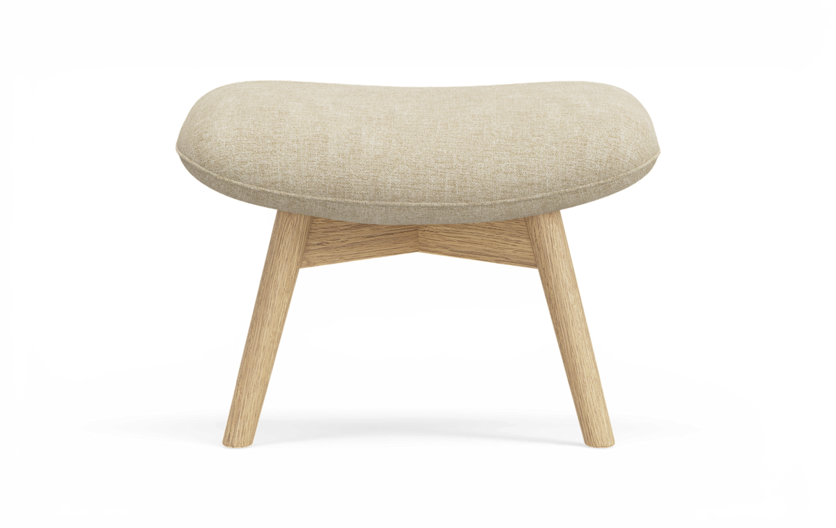 Beige fodskammel med buet, polstret sæde og ben i lys eg, frilagt på hvid baggrund.