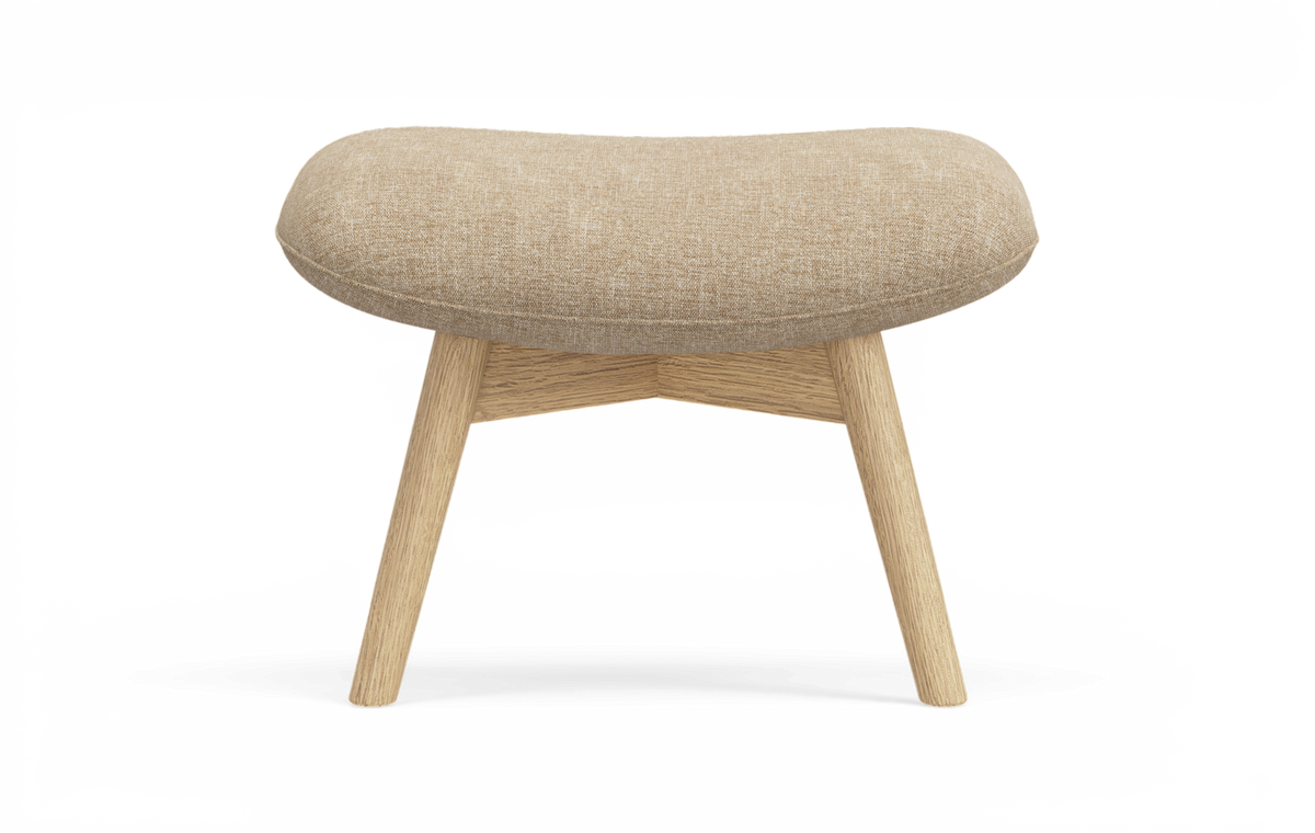 Beige skammel/fodpuf med polstret sæde og ben i lys eg, frilagt på hvid baggrund.