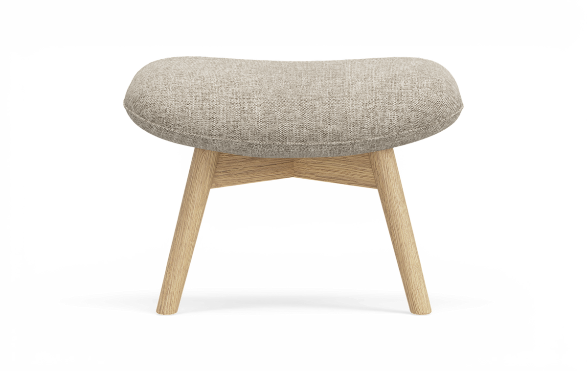 Beige polstret skammel med lys træbase i skandinavisk stil, frilagt på hvid baggrund.