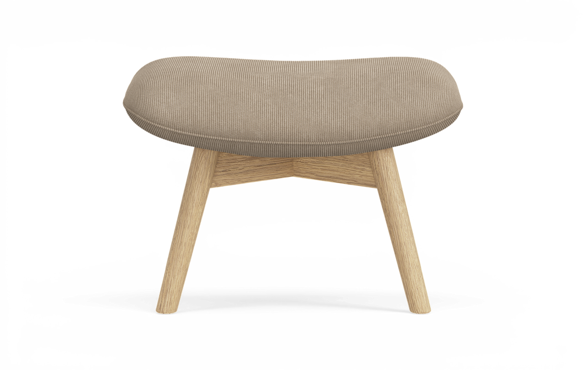 Skammel med beige manchester-sæde og ben i lys eg, frilagt produktbillede forfra.