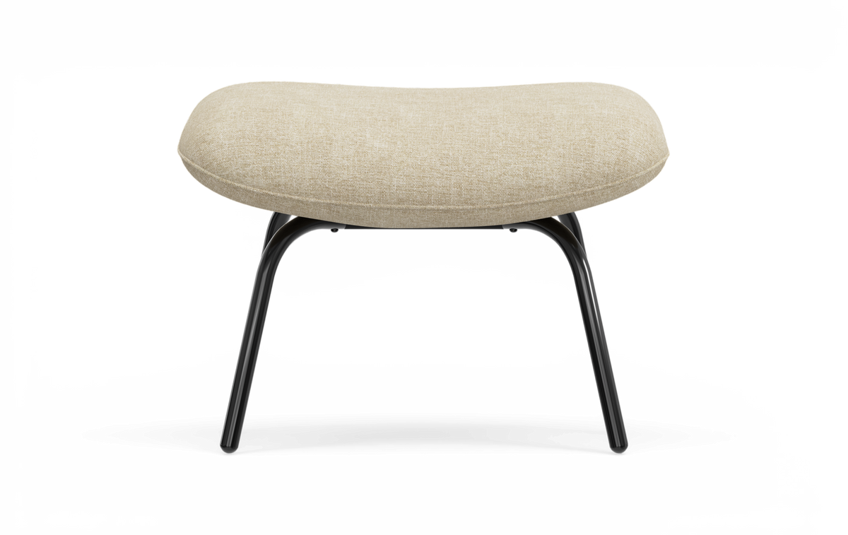Beige fodskammel med sorte metalben på hvid baggrund.