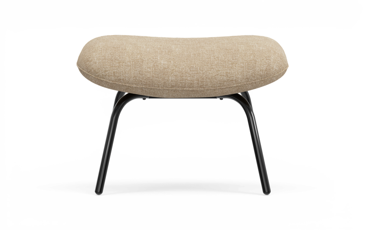 Beige fodskammel i stof med sorte metalben, frilagt på hvid baggrund.