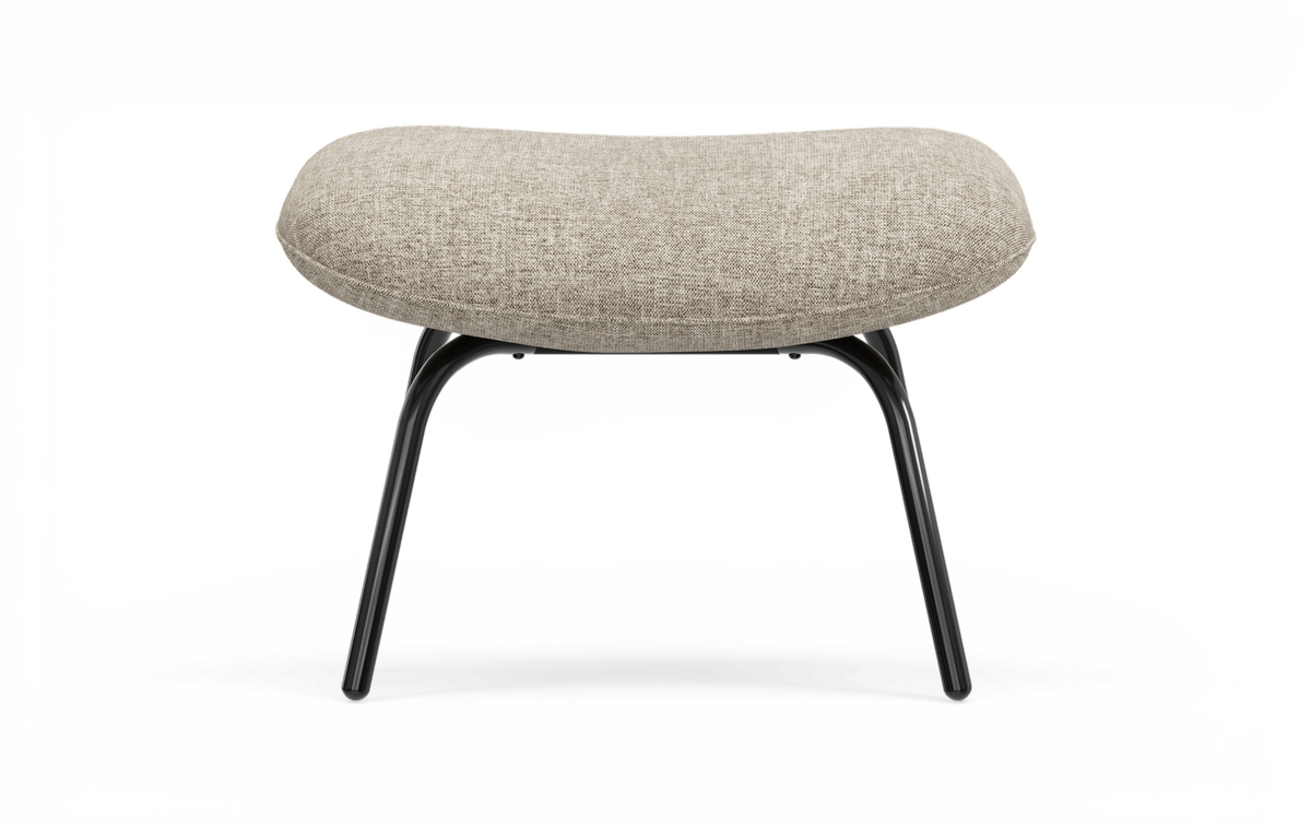 Beige fodskammel med polstret sæde og sorte metalben, produktfoto forfra.