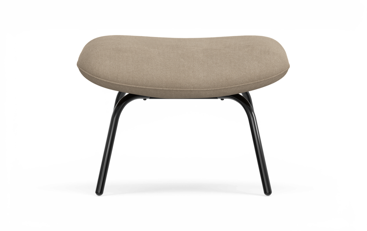 Skammel/ottoman med beige manchesterpolstring og sorte metalben, fritlagt på hvid baggrund.