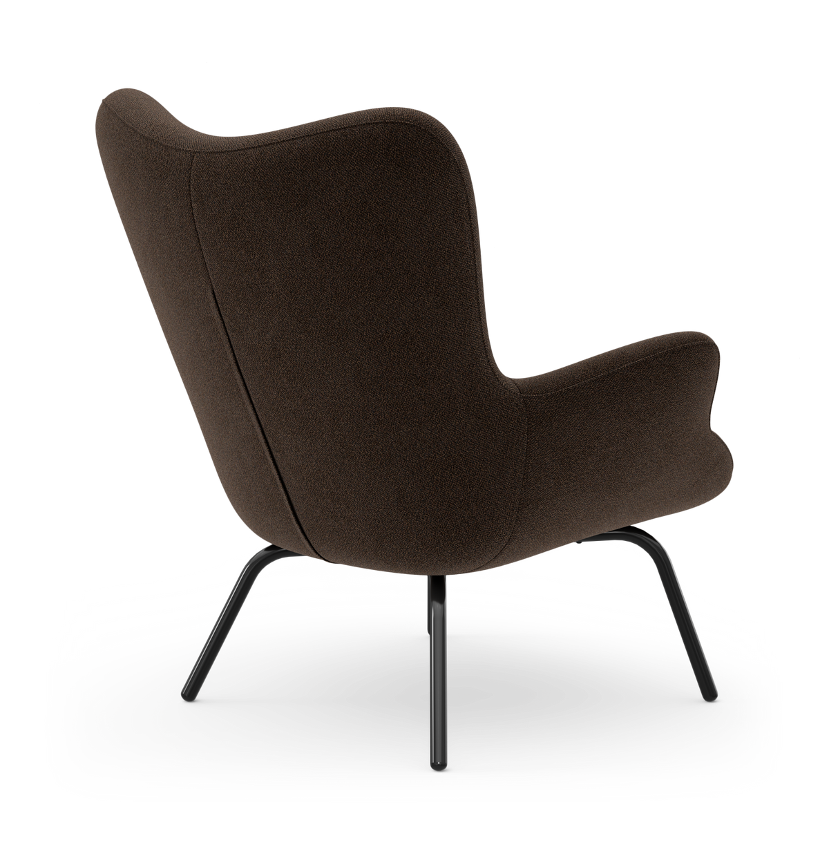 Brun polstret lænestol set skråt bagfra mod hvid baggrund, med slanke sorte metalben.
