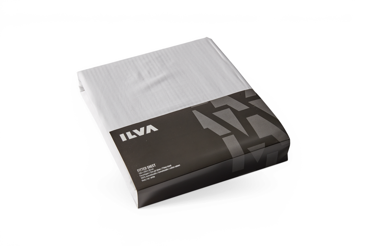 ILVA hvidt faconlagen, emballage med teksten “FITTED SHEET”.