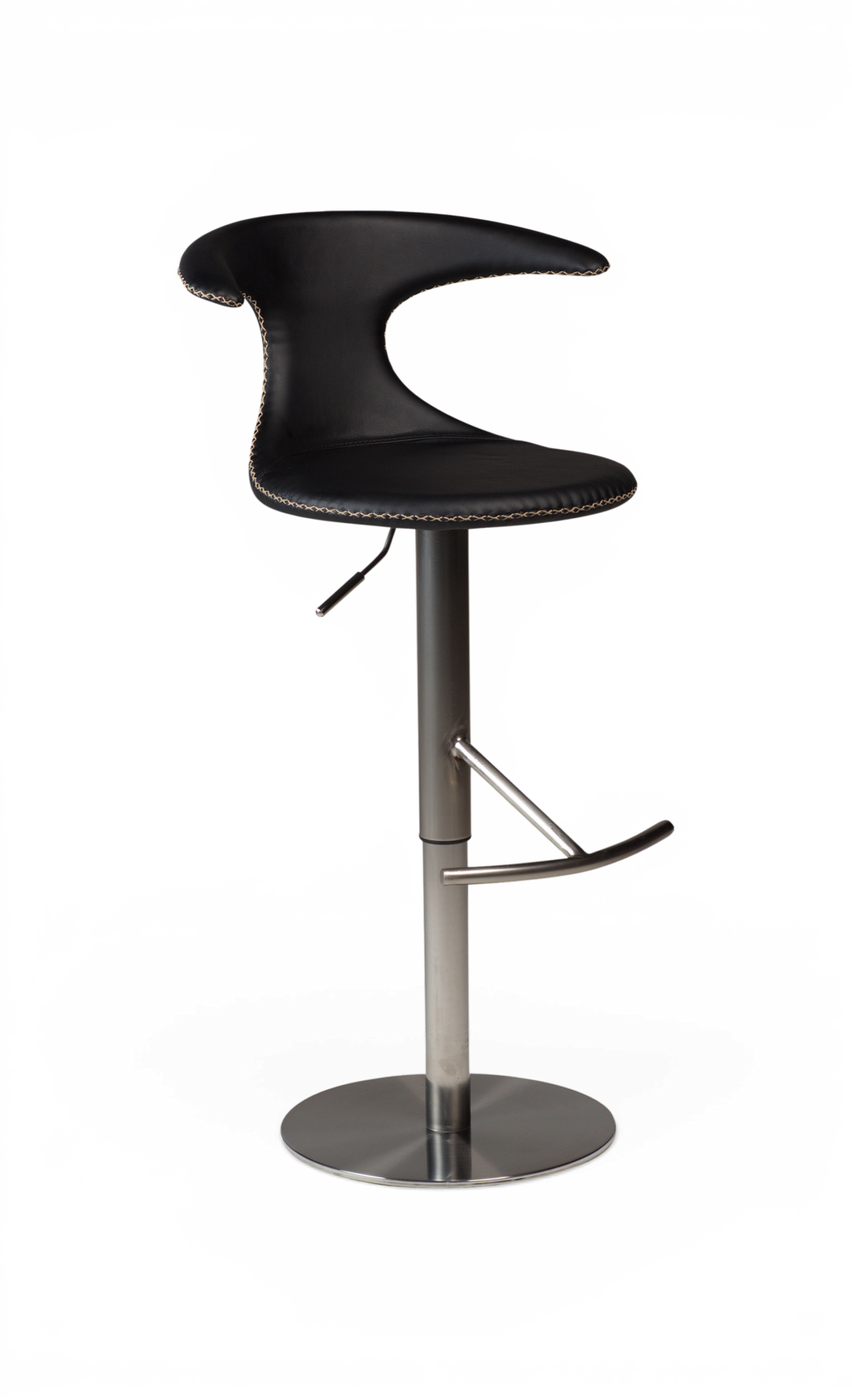 Sort barstol i moderne design med kromfod, justerbar højde og fodstøtte.