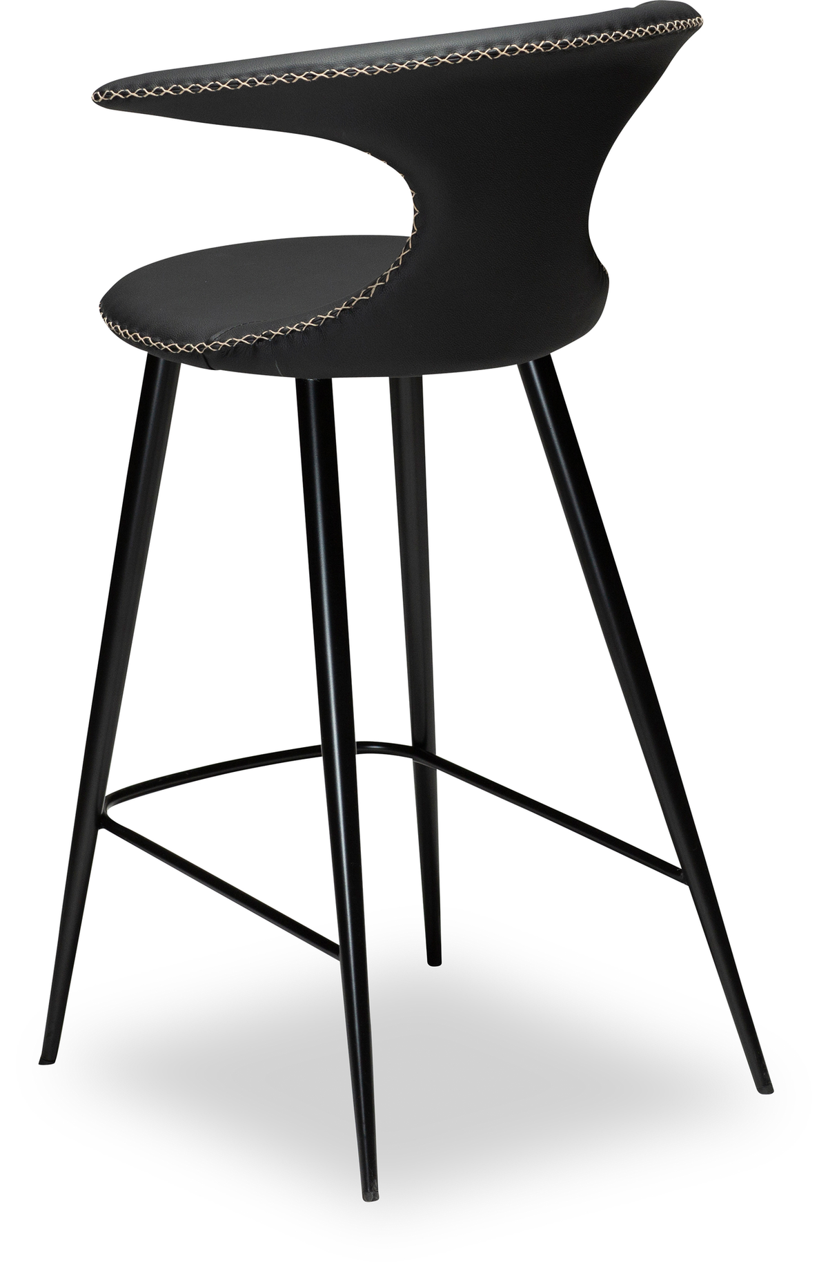 Sort barstol med udskåret ryglæn og dekorative krydssømme, slanke metalben, på hvid baggrund.