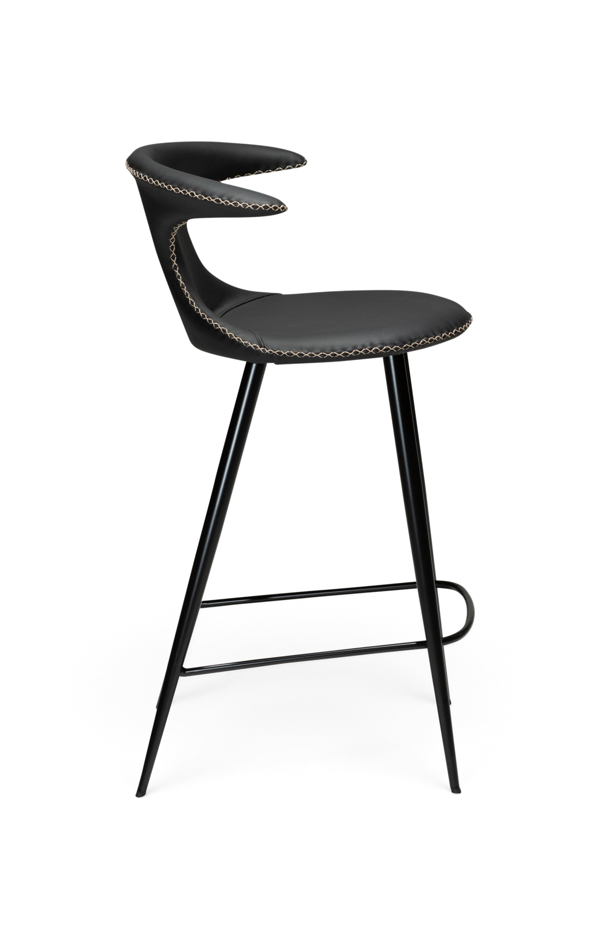 Sort barstol med rund ryglæn og armlæn, dekorative kontrastsyninger og slanke metalben med fodstøtte.