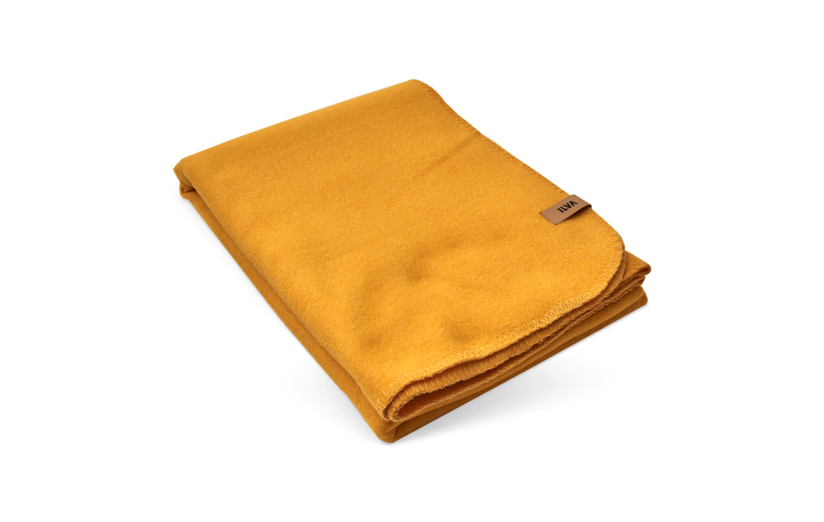 Beige rektangulær etiket med sort ILVA-logo på sort baggrund.