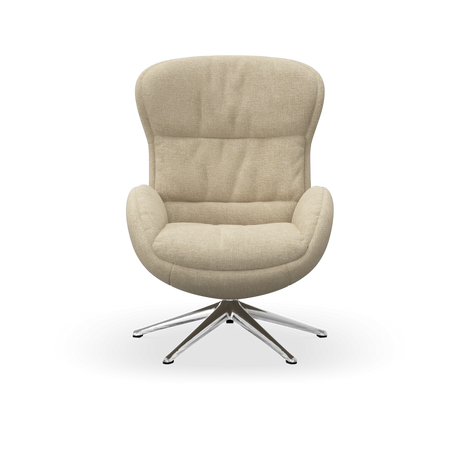 Beige loungestol med høj ryg og metal-sokkel med drejefod, frilagt mod hvid baggrund.