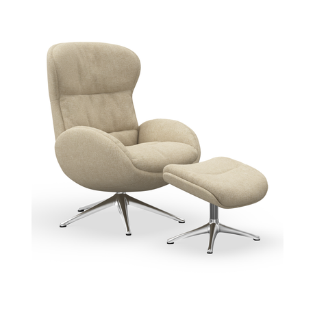 Beige loungestol med matchende fodskammel på kromede krydsben, frilagt på hvid baggrund.