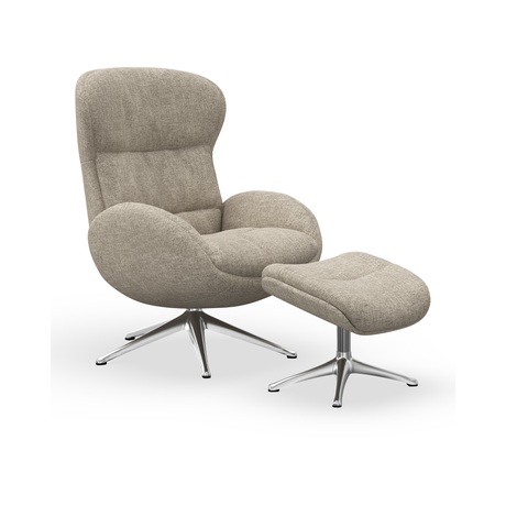 Beige loungestol med matchende skammel på drejelige metalben, frilagt på hvid baggrund.
