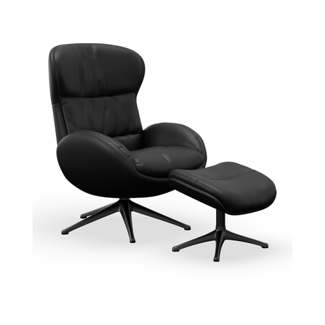 Sort læder-loungestol med matchende fodskammel på drejefødder, frilagt på hvid baggrund.