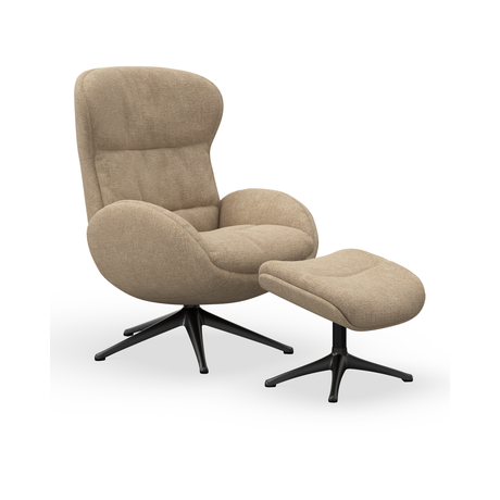 Beige lænestol med matchende skammel på sorte drejestjerner, frilagt på hvid baggrund.