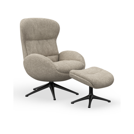 Beige lænestol med matchende fodskammel på sorte drejefødder, blødt afrundet design på hvid baggrund.